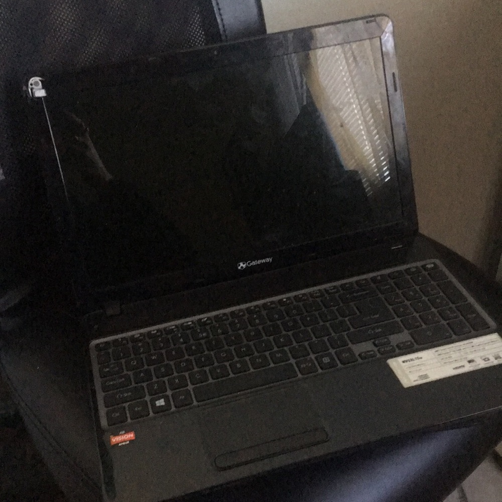 Gateway laptop 15.6” HD screen and DVD/CD drive